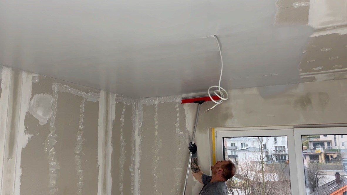 Pascal Hangard bei der Arbeit – Decke spachteln auf der Baustelle