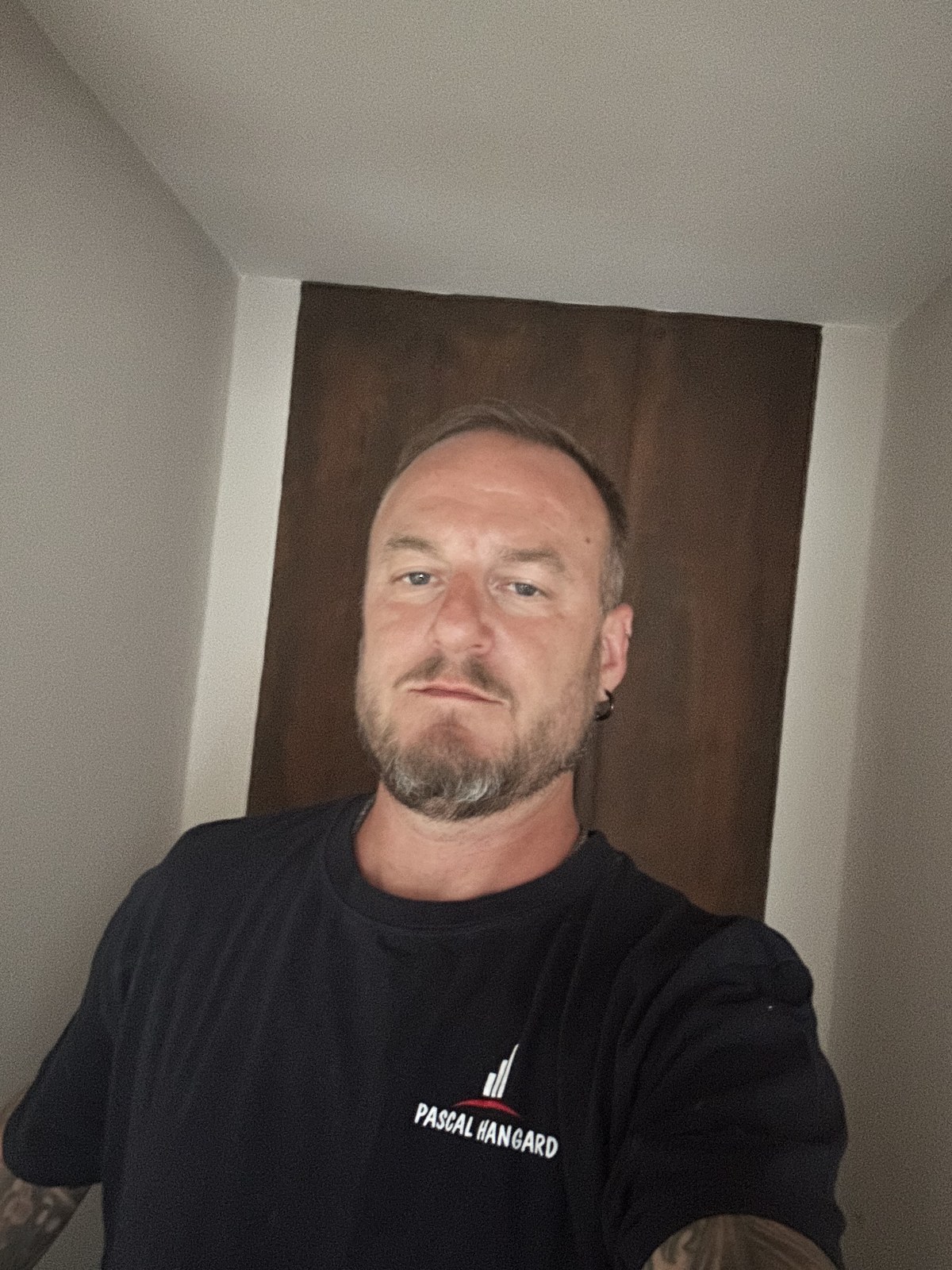 Pascal Hangard – Gründer der MeisterWerk-Akademie im Firmen-Shirt